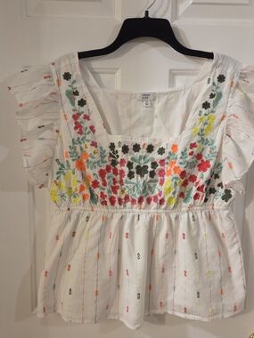 crown & ivy White Embroidered Floral Peplum Top with Multi-Colored Flowers